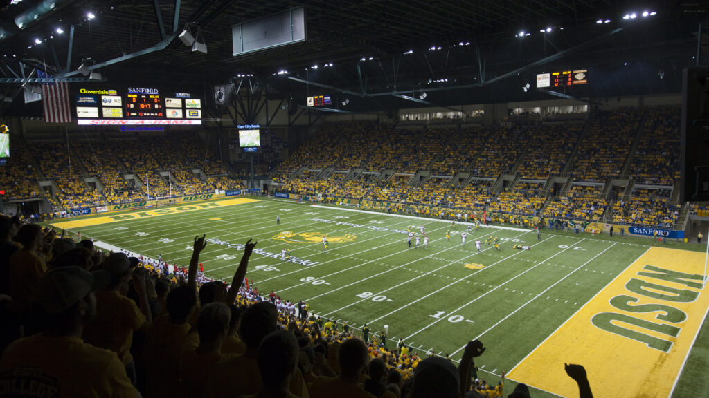 20130921 Fargodome Crowd