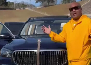 Hue Jackson, Grambling football players pose in front of private jet to tout offense